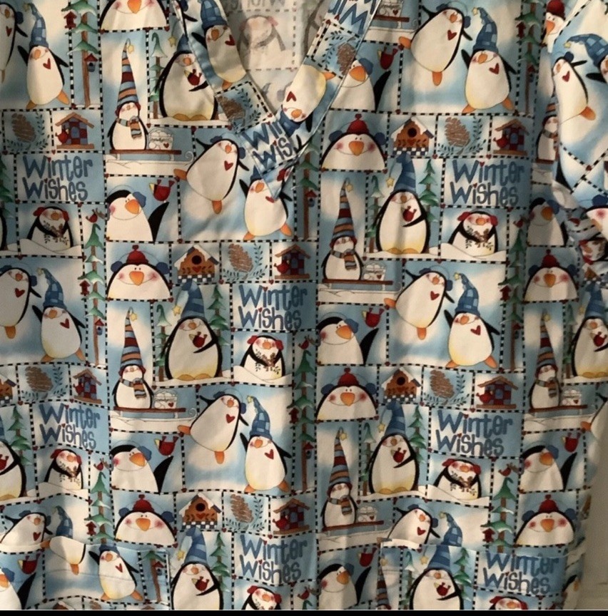 Peaches Uniform Scrub Top Winter Wishes PENGUINS Size Medium EUC