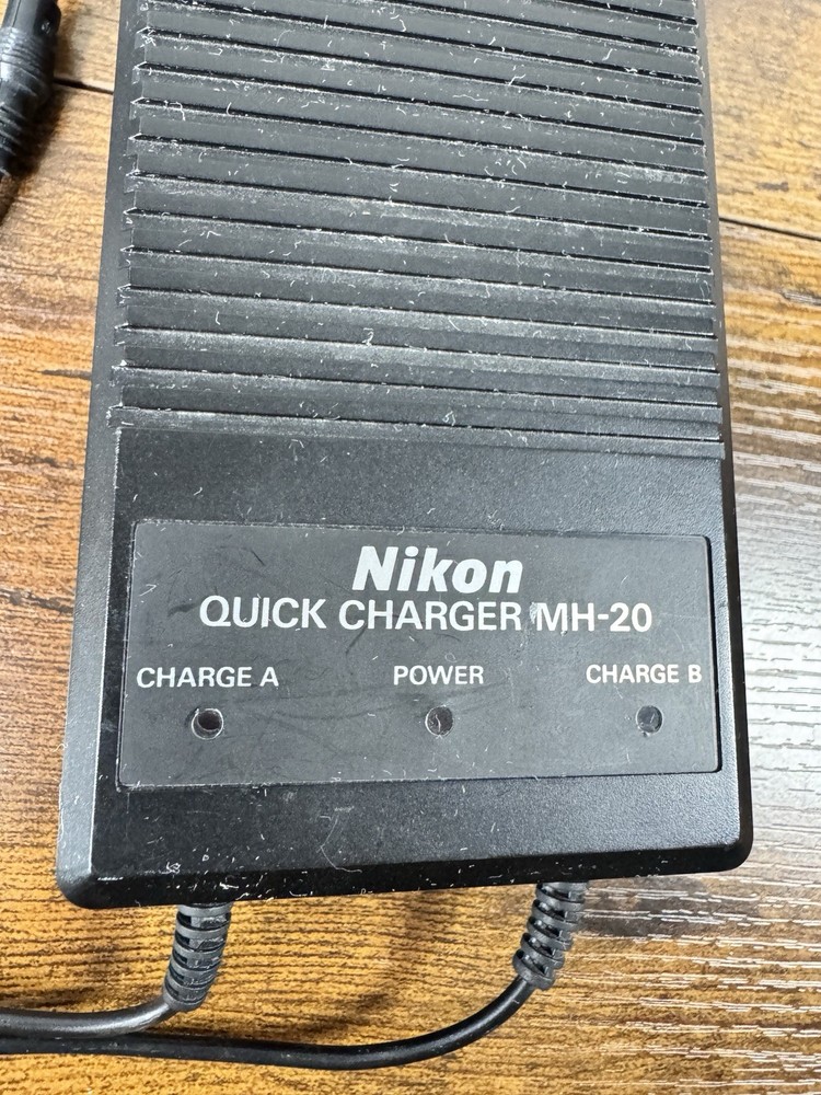 Nikon MH-20 Quick Charger Powers On/untested