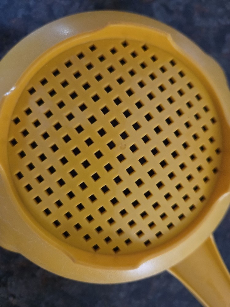 Vintage Tupperware 1 Quart Colander Strainer w/Handle & 2 Pour Spouts Yellow