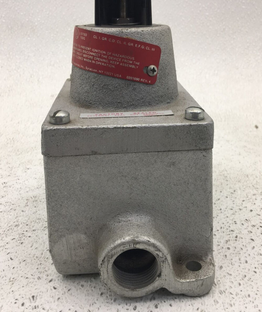 EFDC2437 CROUSE HINDS EXPLOSIONPROOF FEED THROUGH PUSHBUTTON ENCLOSURE 3/4" HUBS