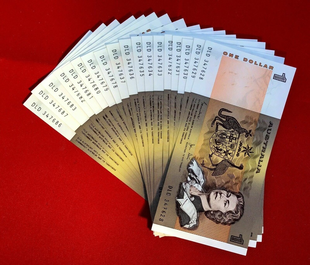 Australian Decimal Paper $1 Note a UnCirculated Condition. In Serial Sequence.