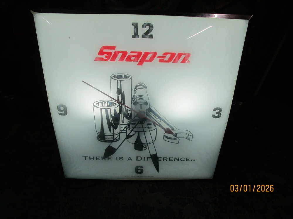 Snap On Tools 2017 Lighted Clock 15-1/4" x 15-1/4" x 3"