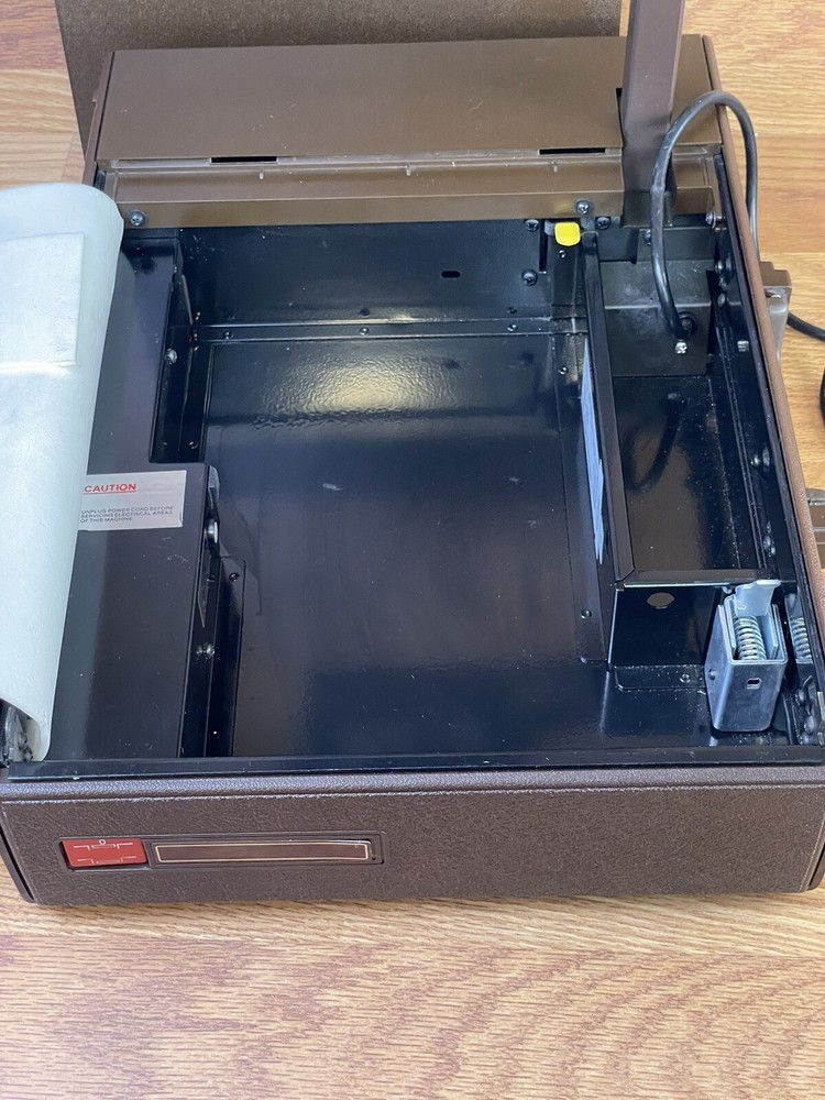 3M Visual Systems 2000 AG Portable Overhead Transparency Projector