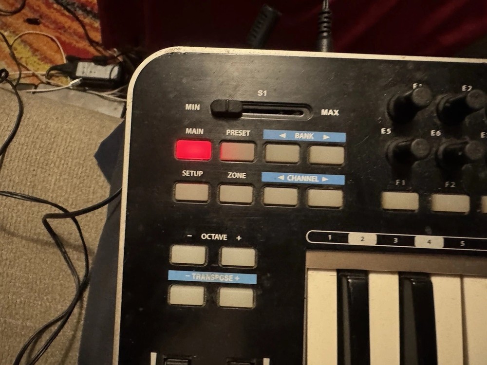 SAMSON GRAPHITE 25 (USB MIDI CONTROLLER KEYBOARD) (UNTESTED)