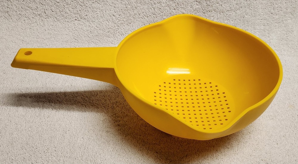 Vintage Tupperware Yellow 1 Quart Kitchen Colander Strainer with Handle 1200