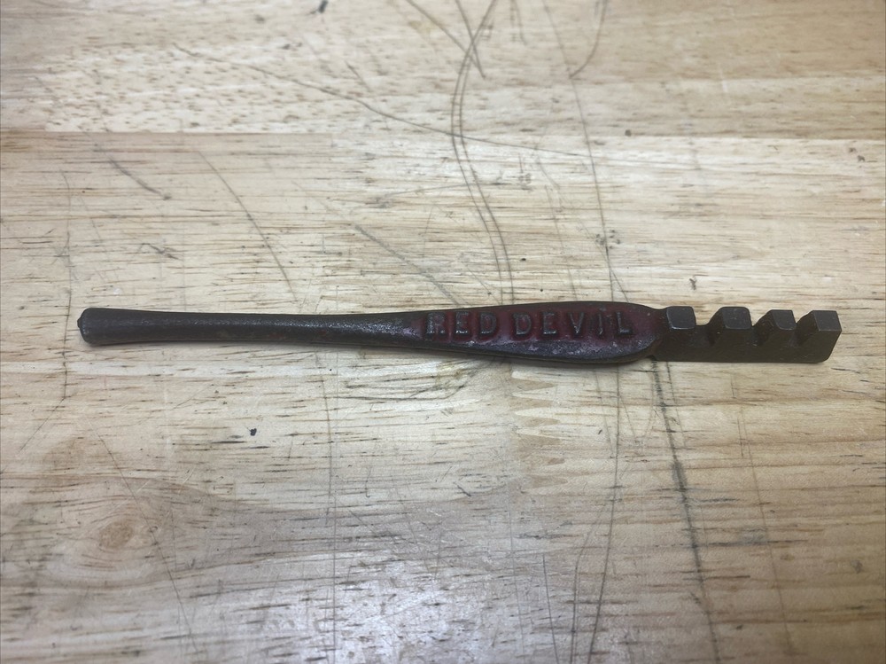 VINTAGE RED DEVIL GLASS CUTTER