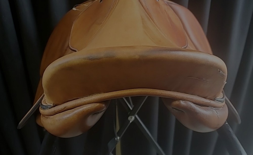 ** CLOSE CONTACT ENGLISH SADDLE 17", MEDIUM TREE REGULAR FLAP **