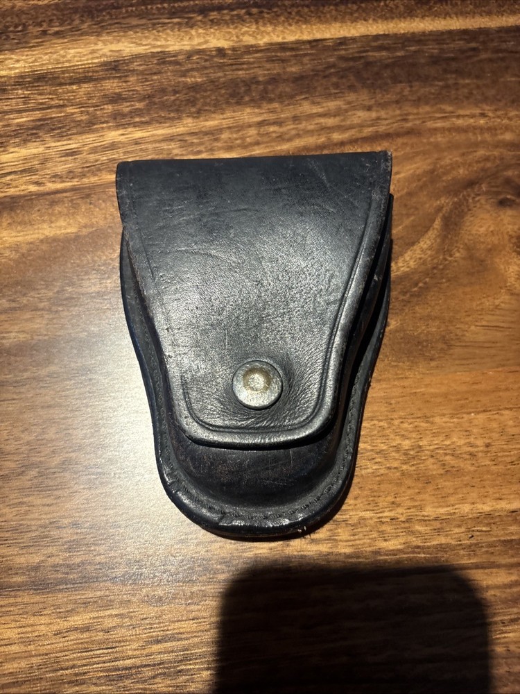 Smith & Wesson B 70 black leather handcuff case duty gear