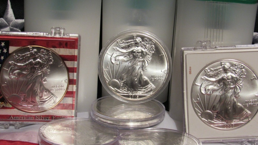 2015 AMERICAN SILVER EAGLE IN PROTECTIVE CRYSTAL DISPLAY CASE