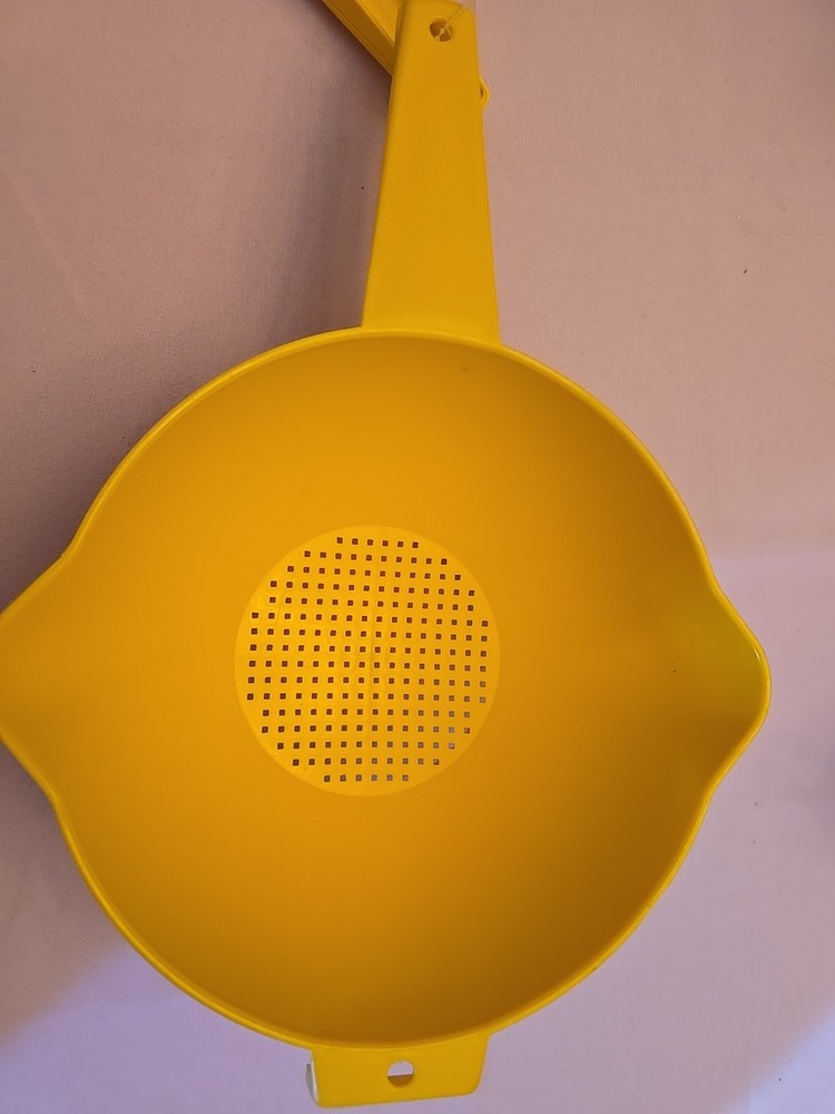 2pc Tupperware VTG 1200, 1523 1 & 2 Quart Colander Set Yellow SEE DESCRIPTION