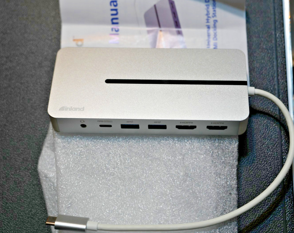 COMPUTER DOCKING STATION - CONNECTS 8 ITEMS TO A COMPUTER- USB 3.2, Thunderbolt