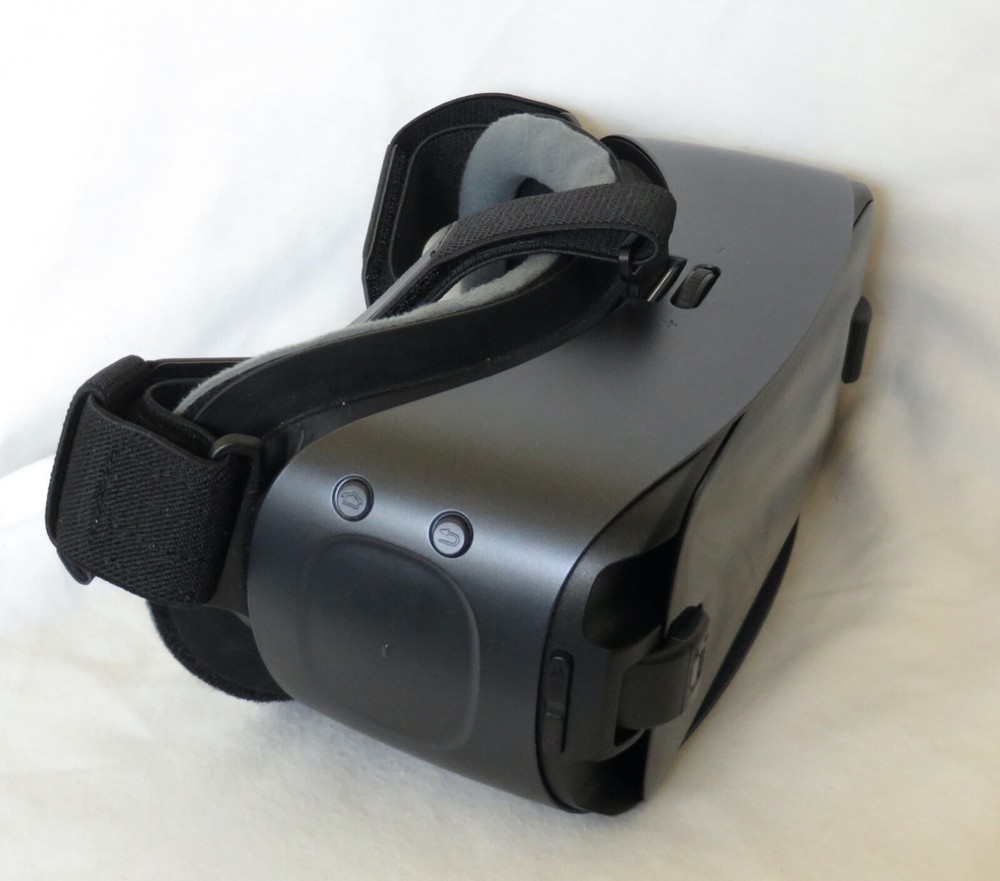 Samsung Gear VR Headset w/Controller. Model #SM-R324