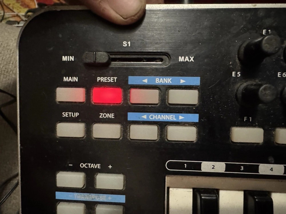 SAMSON GRAPHITE 25 (USB MIDI CONTROLLER KEYBOARD) (UNTESTED)