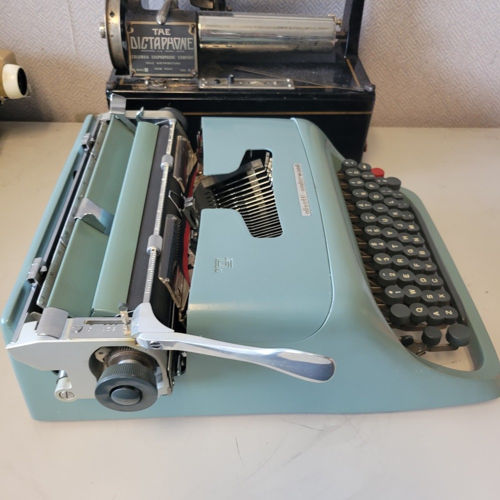 Olivetti Studio 44 SCRIPT Manual Portable Typewriter w/ Original Case - NICE !