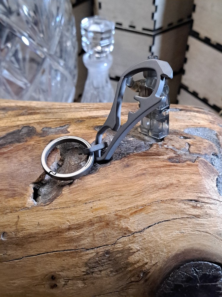 EDC TITANIUM MULTI-TOOL CARABINER KEYCHAIN