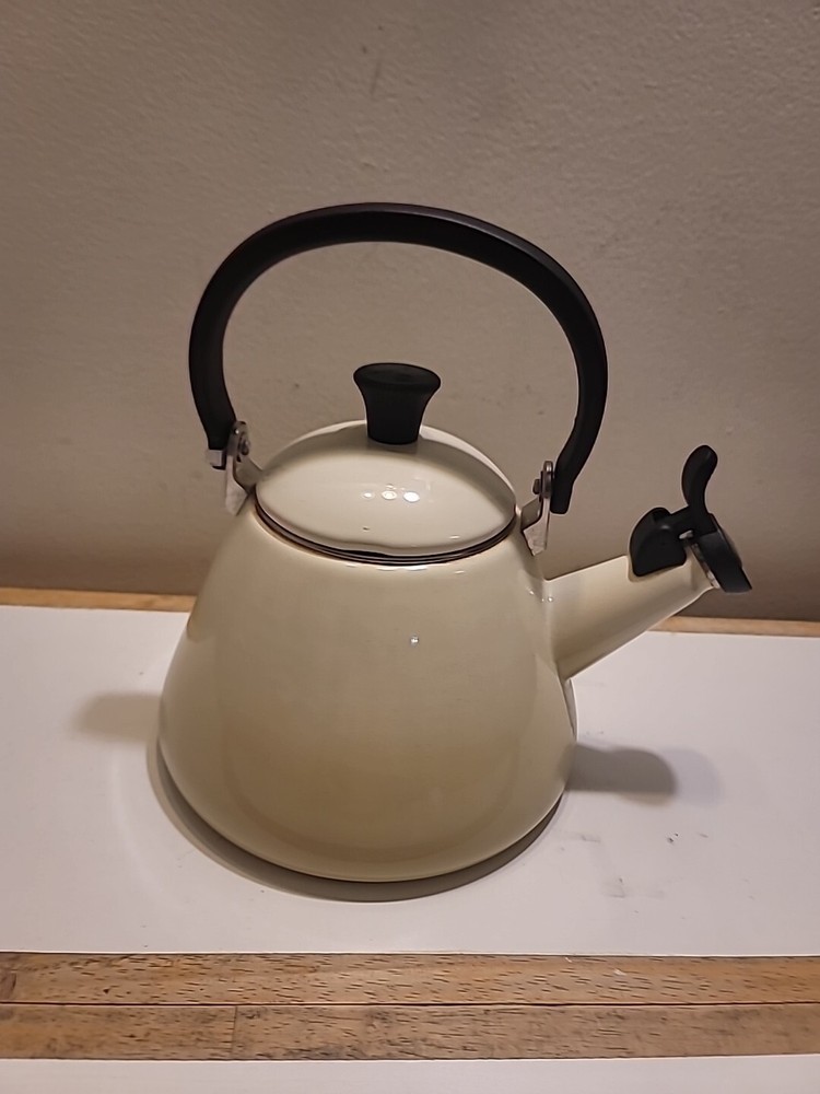 Le Creuset Kone Kettle 2.5L Almond White