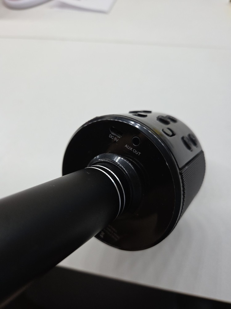 Karaoke Mic Bluetooth Black - Works - Needs Charging Cable