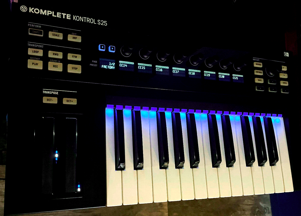 NI Komplete Kontrol S25 Midi Keyboard Controller w/ Adapter, USB and Software