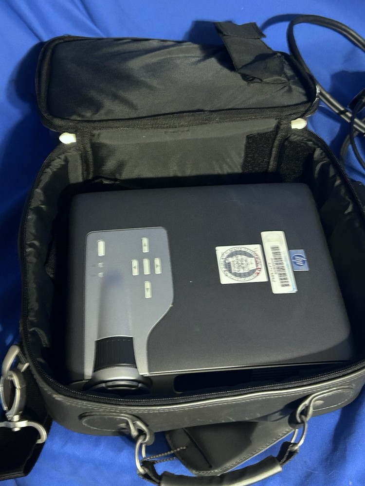 HP Digital Projector XB31 DLP w/ Case & Cords Tested