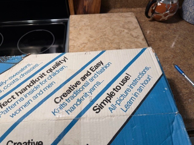 BOND Knitting machine with patterns, instructions, and accessories