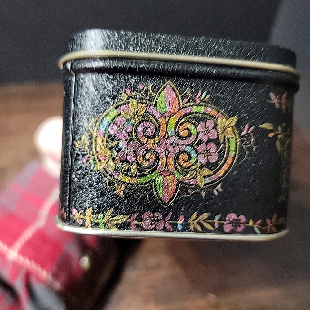 Tin singer sewing machine small trinket Box Sewing Buttons tiny 4"x3" 2.5" Tall