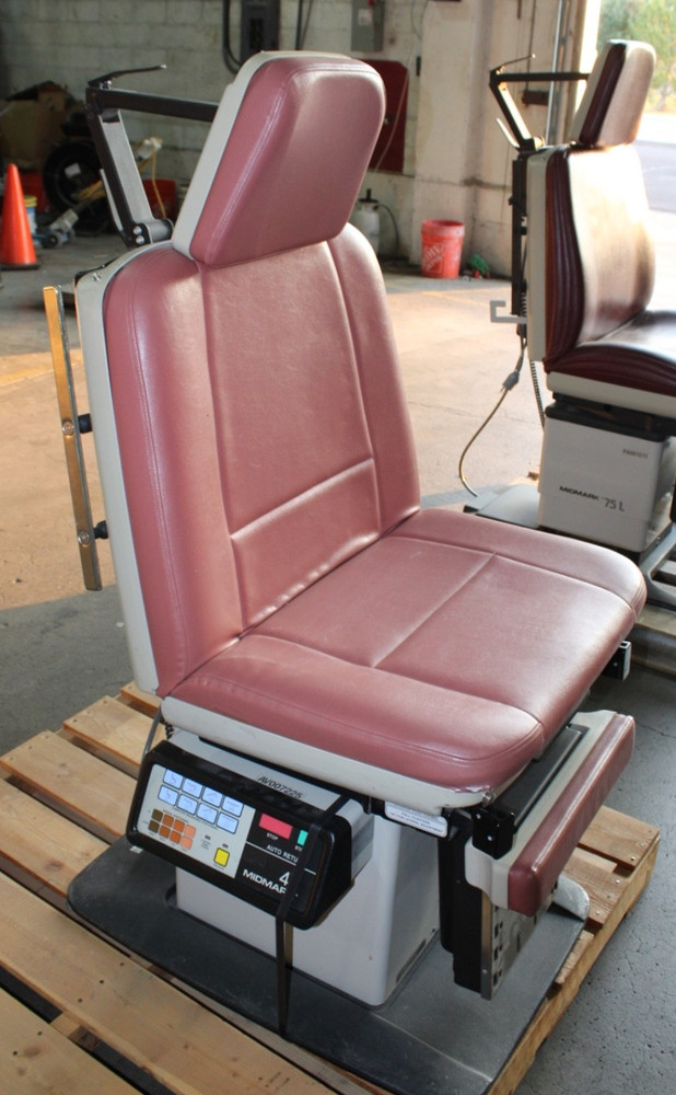Midmark   Model 411  Exam Table  115V W/REMOTE