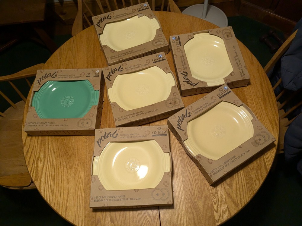 Oneida PETALS, 12 pc Ceramic Dinnerware Set 10 Yellow 2 Green China - NOS