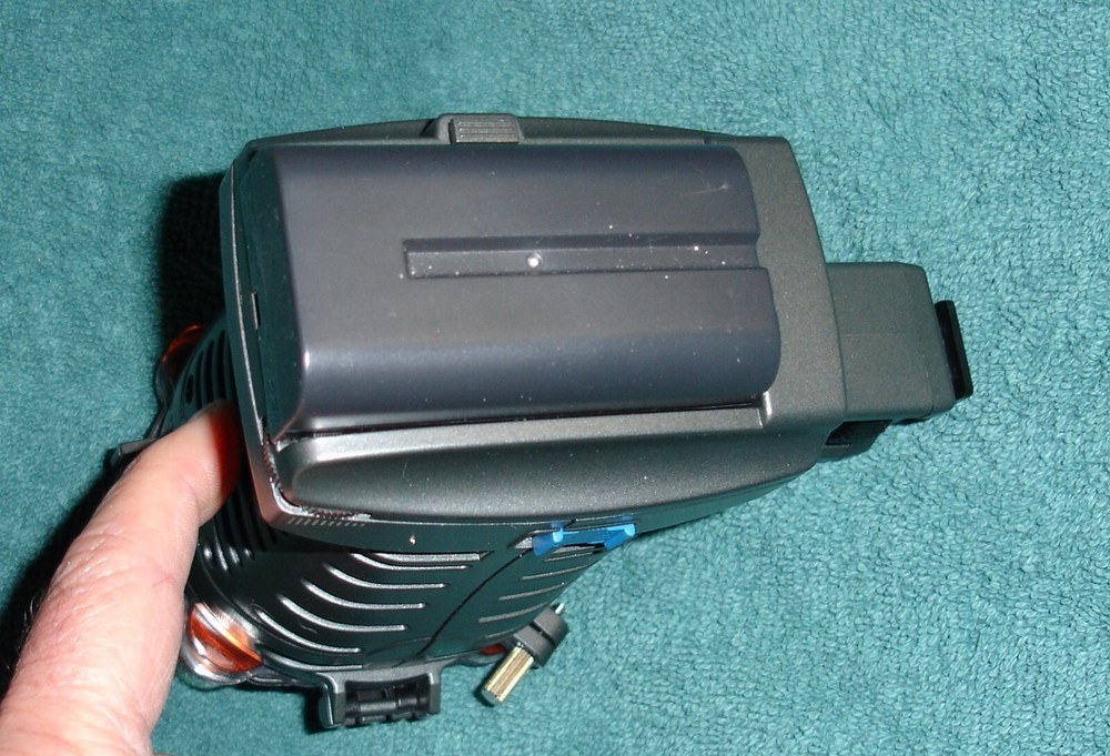 PROFESSIONAL LED-5010 VIDEO LIGHT Versatile hand held vs COLD shoe mount