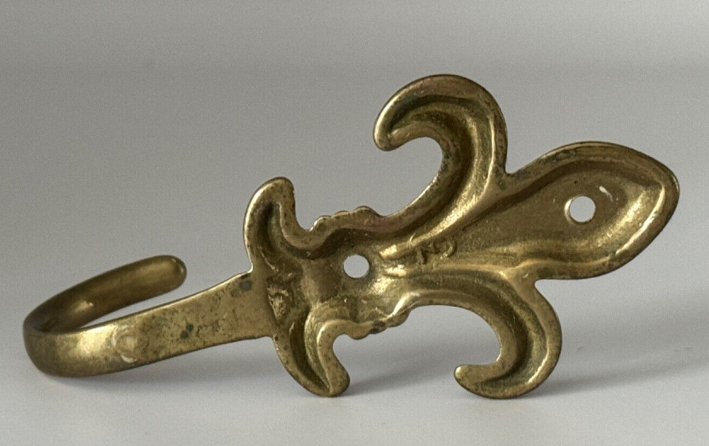 VINTAGE BRASS WALL HOOK FLEUR DE LIS