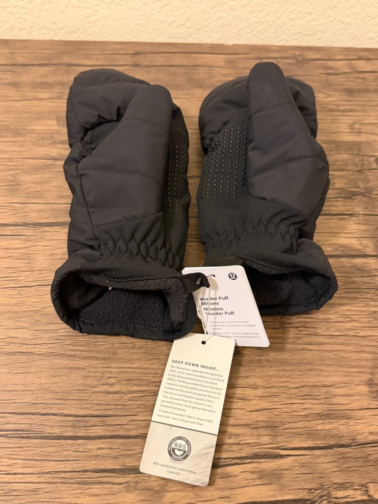Women's Lululemon Wunder Puff Down Mittens, size Small