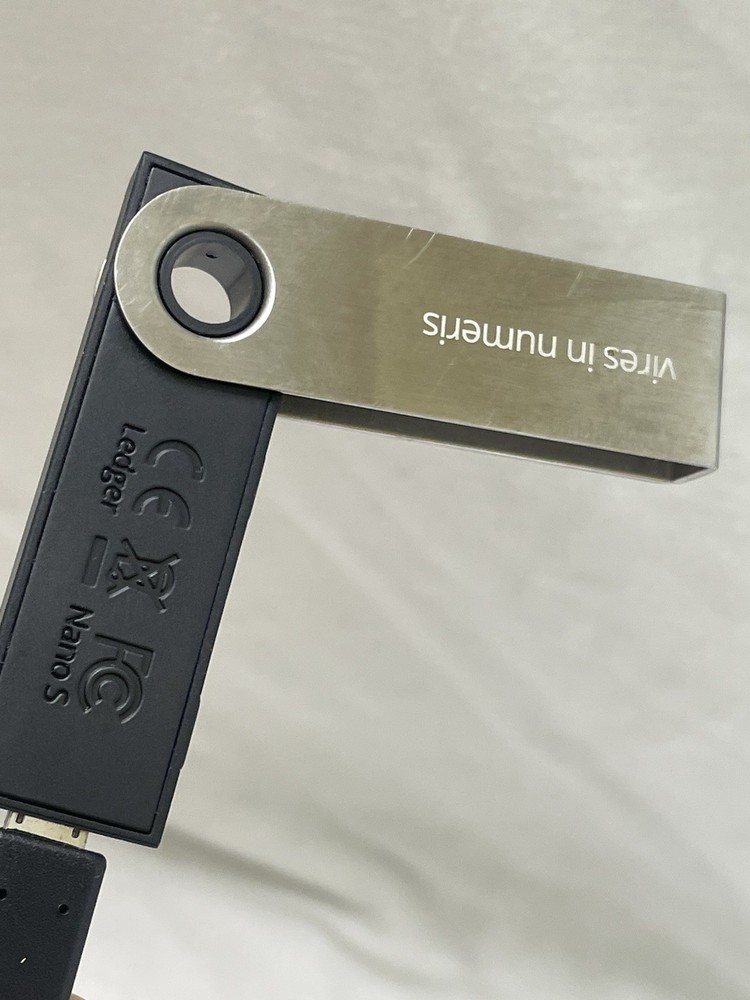 Ledger Nano S Crypto Hardware Wallet
