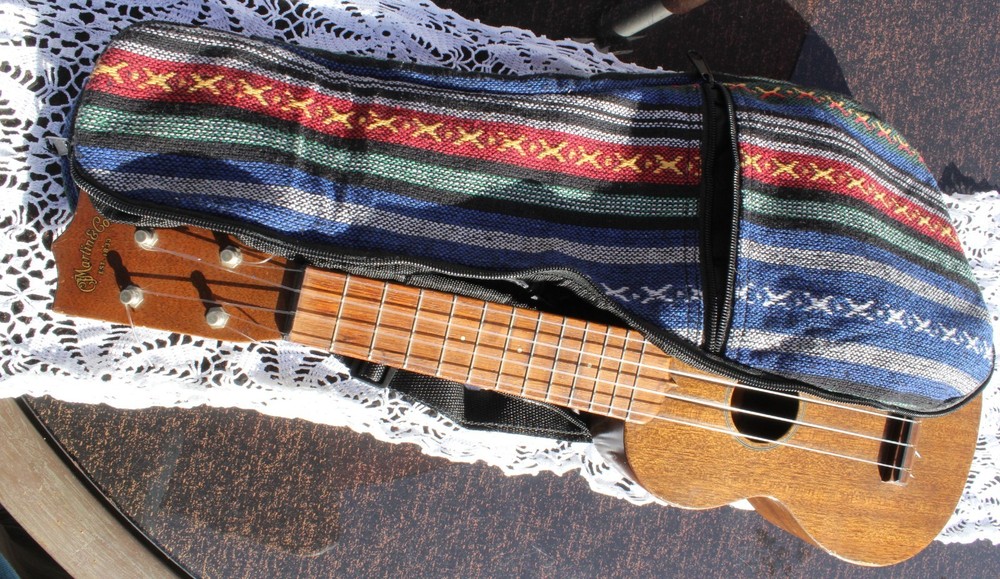 MARTIN & CO O 4-String UKE Ukelele with Soft Case – Very Good