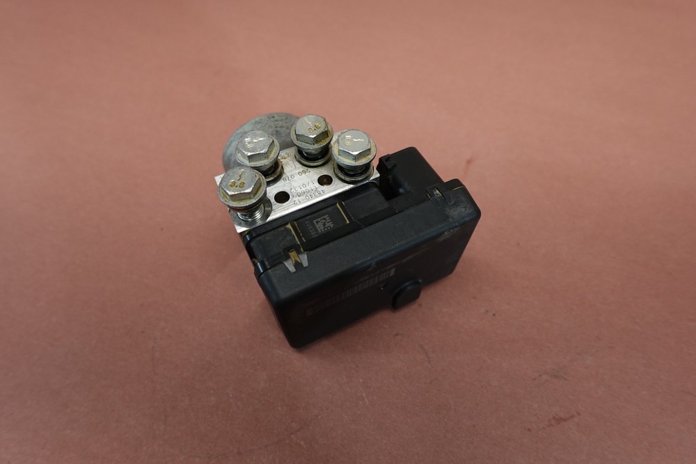 2012-2015 Harley Davidson FLD Switchback ABS BRAKE PUMP MODULE