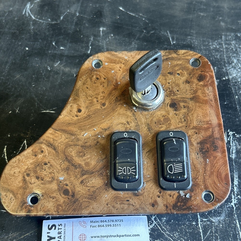 Peterbilt 387 Ignition key dash panel with key 17-05007M001