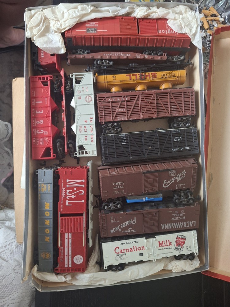 Vintage HO . Train Sets In Original Boxes Extra Tracks,universal Power Master.