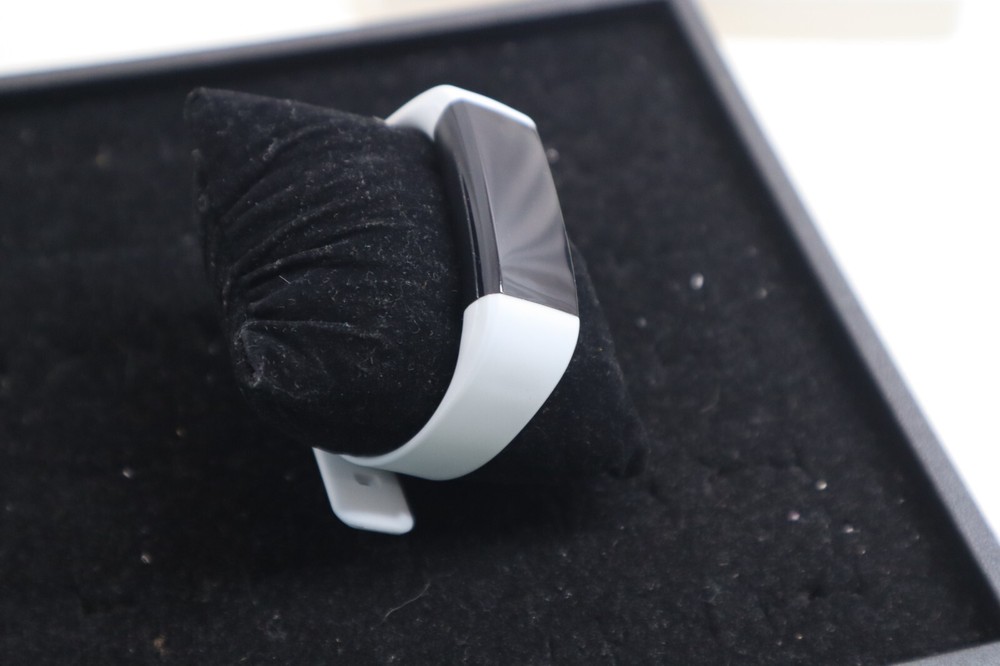 GRV FITNESS TRACKER - WHITE ***