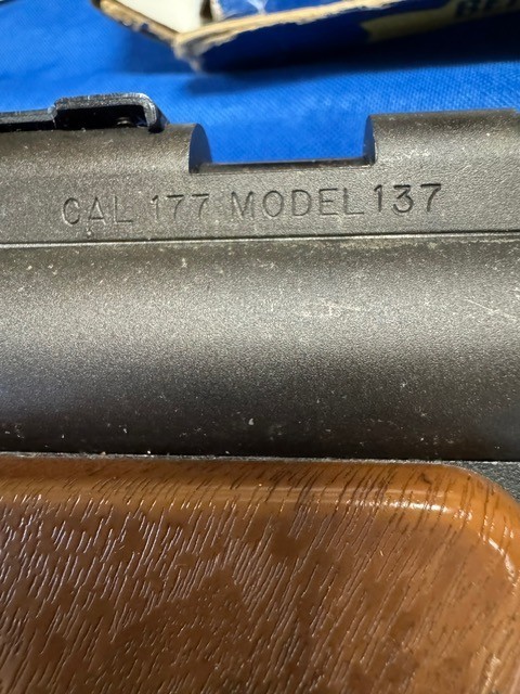 BENJAMIN 137 AIR PISTOL