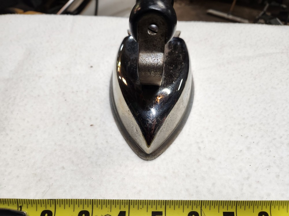 Universal Electric Iron No. E7770A VINTAGE IRON