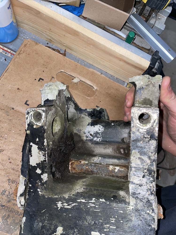 PETERBILT 379 BRACKET-FRONT SPRING DRIVE 02-02516R