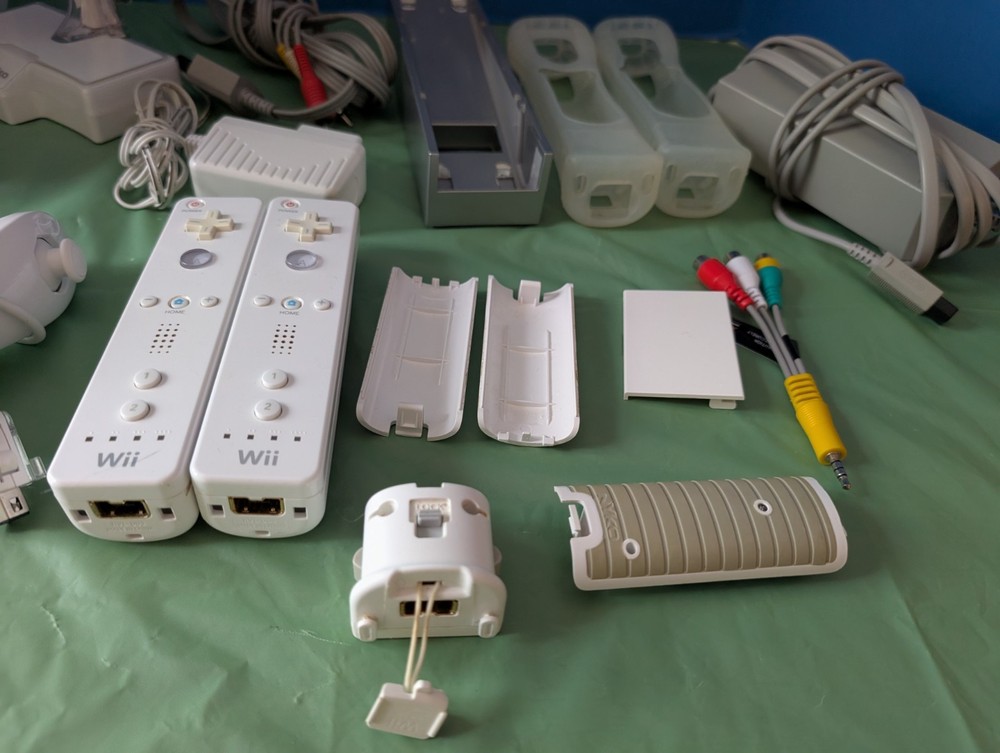 Nintendo Wii Console System + Accessories Bundle * AS IS READ DEsc