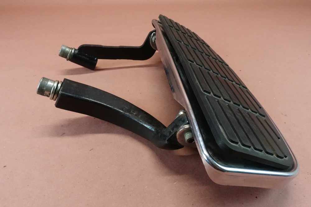 2000-2005 Harley Davidson Electra Glide FRONT RIGHT FOOT PEG BRACKET FOOT REST