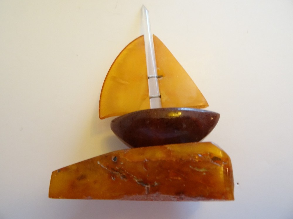 VINTAGE TINY BUTTERSCOTCH BAKELITE NAUTICAL SAILBOAT