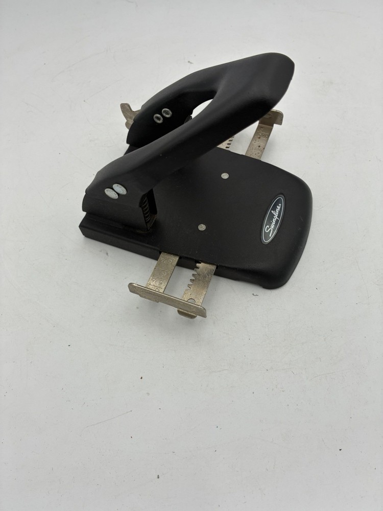Swingline 74200 Heavy-Duty 2 Hole Punch 20 Sheets