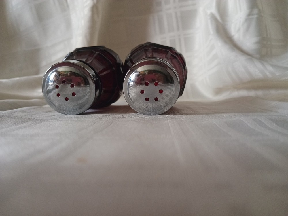 Wheaton Bullseye Ruby Salt Shaker
