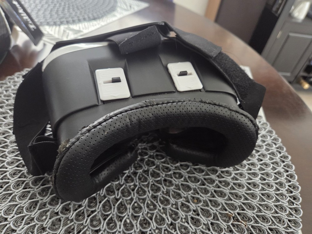 VR Virtual Reality Smartphone Headset White Black Adjustable Strap Plastic