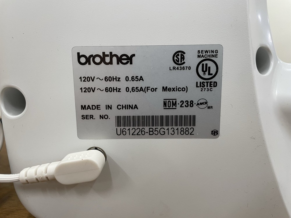 Brother ES-2000 Computerized Sewing Machine w/ Pedal & Accessories 1382