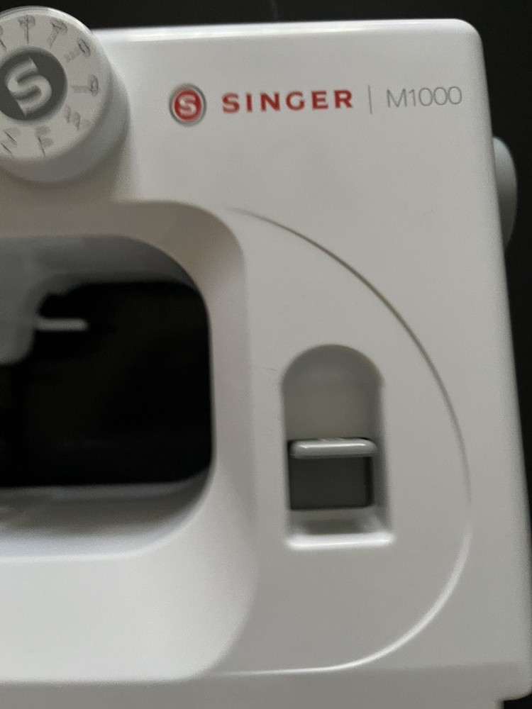 SINGER M1000 Mending Machine 32 Stitch Applications LED Light (Black)