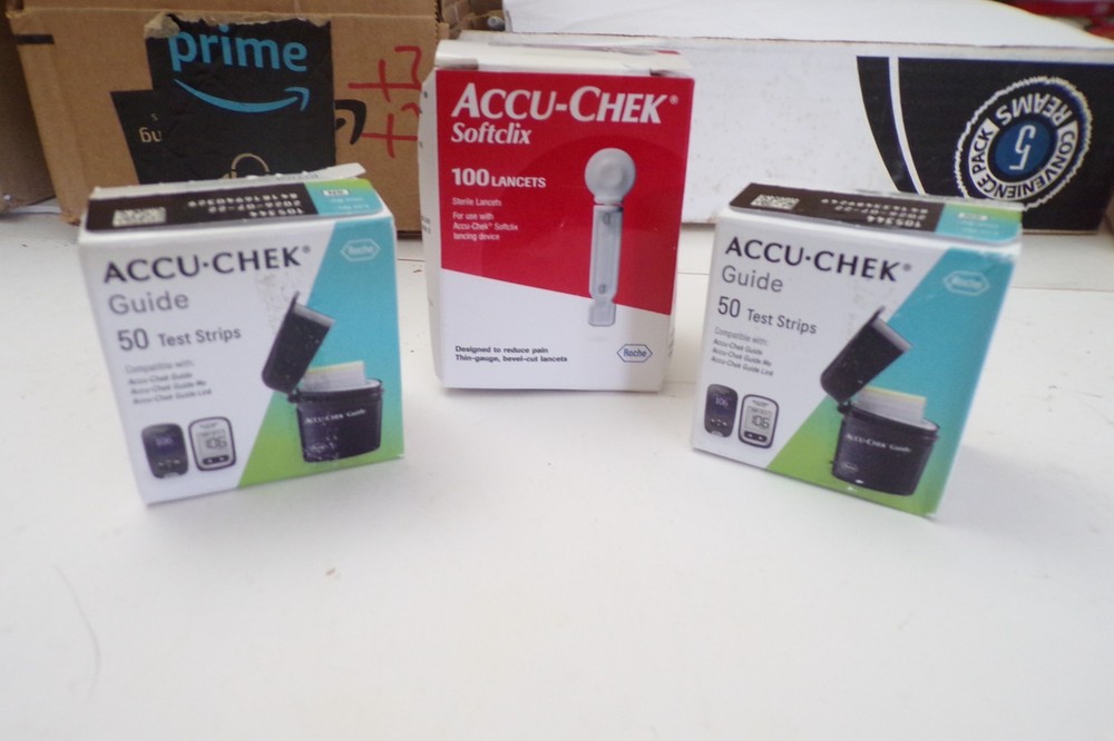 100 ACCU-CHEK GUIDE TEST STRIPS & 100 SOFTCLIX LANCETS