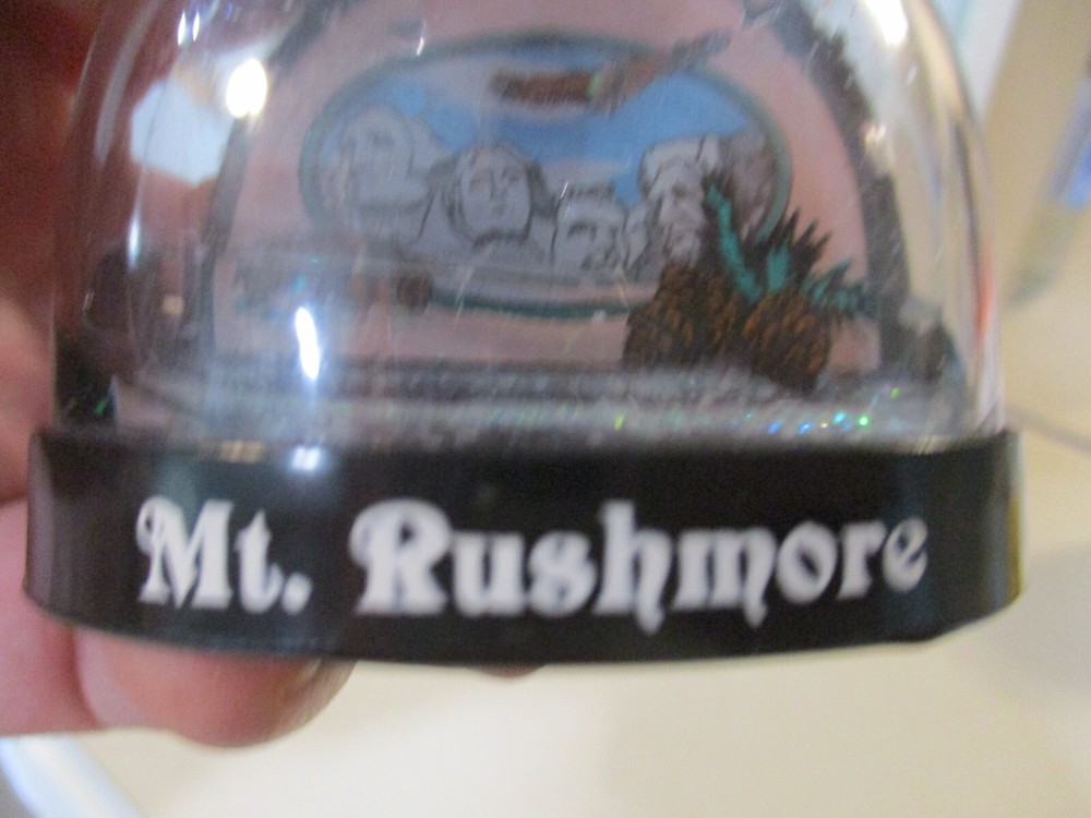Mt. Rushmore souvenir plastic dome shape snow globe