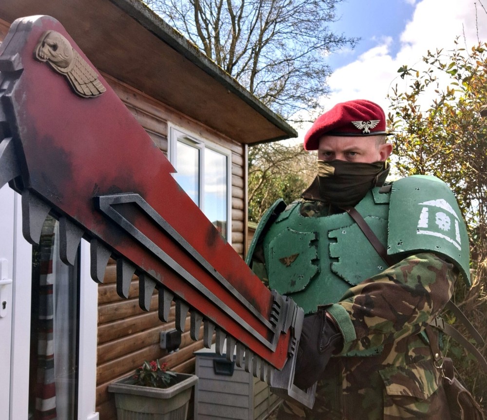 Warhammer 40,000 cosplay chainsword